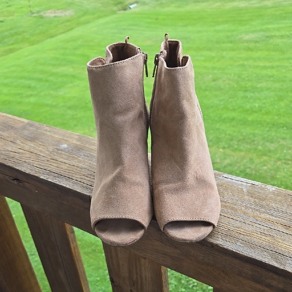 OLD NAVY PEEP TOE Brown SUEDE LIKE SIDE ZIPPER SANDALS 8M - Picture 1 of 4